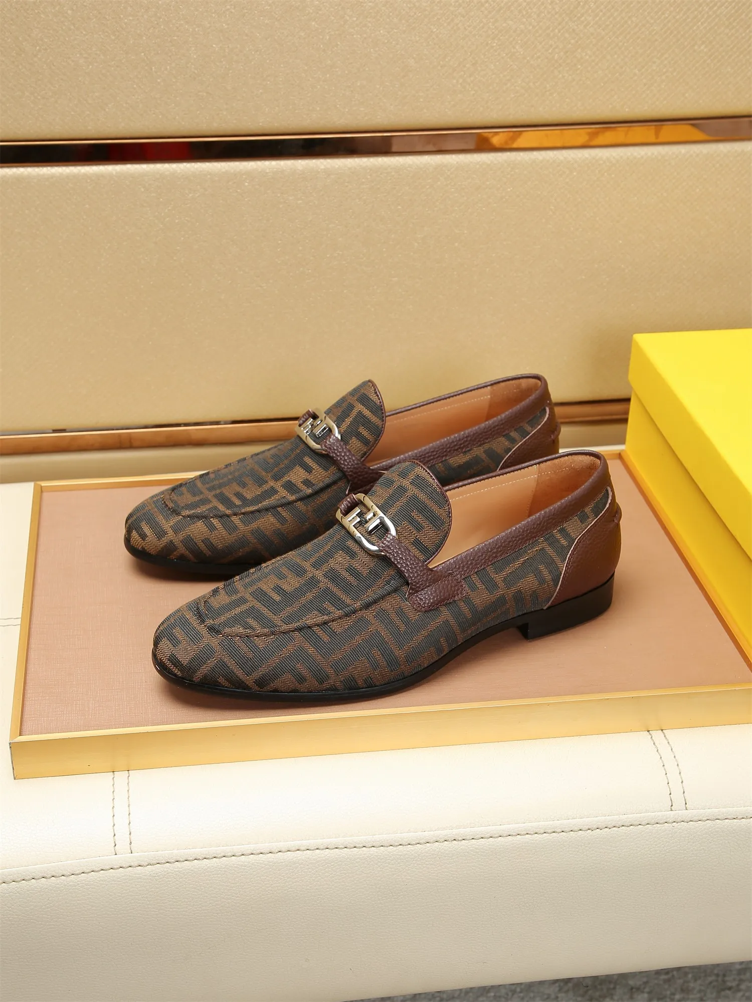 Men's shoes💰460 🕷🕷【FENDI】The latest men's formal leather shoes🇨🇳Classic series not to be missed💯The first layer is made of imported first-layer cowhide☘Original quality, the leather is smooth and delicate🎋Awesome version, perfect streamlined outline🍇Cowhide lining, size 38-44 (customized at 45.46)...